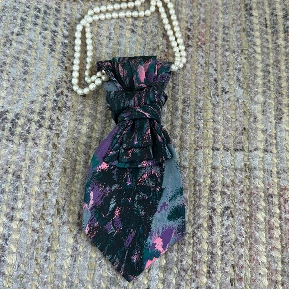 Upcycled Ladies Necktie silk Necktie Necklace - Picture 1 of 5